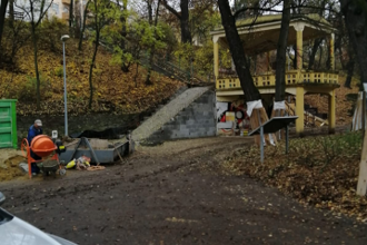 V parku Jezerka probíhá rozsáhlá rekonstrukce altánu, schodiště a opěrných zídek