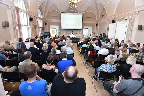 V Praze 4 se za velkého zájmu debatovalo o islámu Obrázek 1