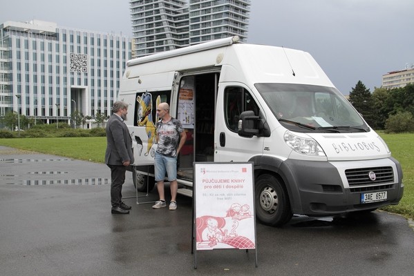 Bibliobus staví na Praze 4 Obrázek 1