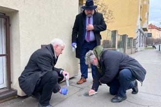 Zástupci Prahy 4 si připomněli oběti holocaustu a vyčistili tzv. Stolpersteiny