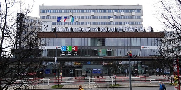 Ze zastávek MHD v Praze 4 mizí přístřešky z drátoskla Obrázek 1