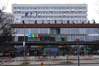 Ze zastávek MHD v Praze 4 mizí přístřešky z drátoskla